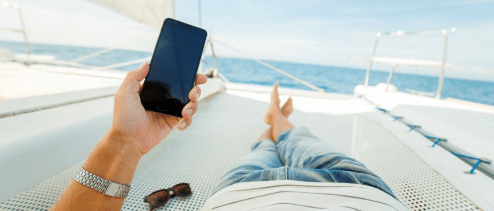 De vacaciones en un bote con acceso a internet