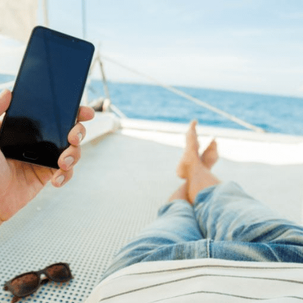 De vacaciones en un bote con acceso a internet